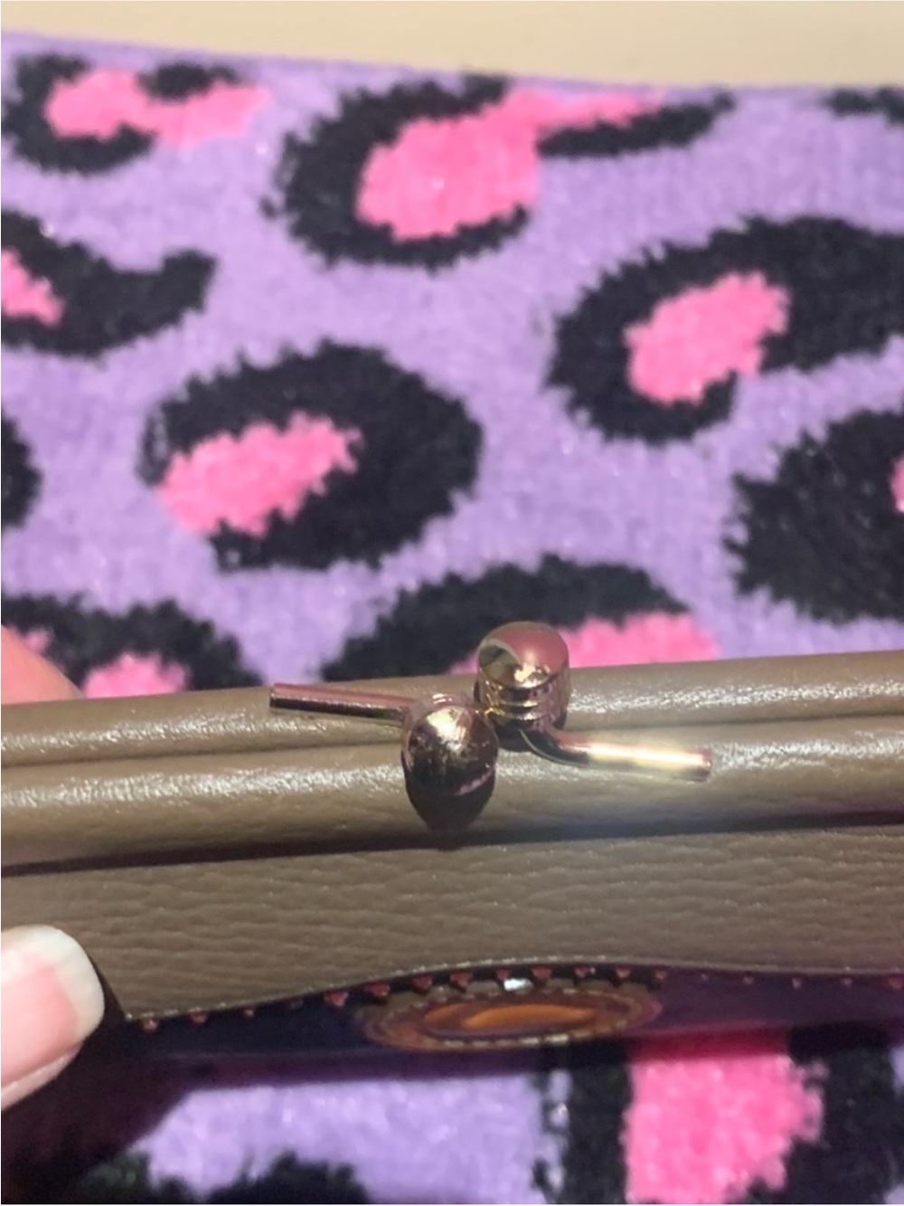 Dooney & Bourke Teton Taupe Leather Wallet with Black Panel & Kisslock GUC - Picture 4 of 14